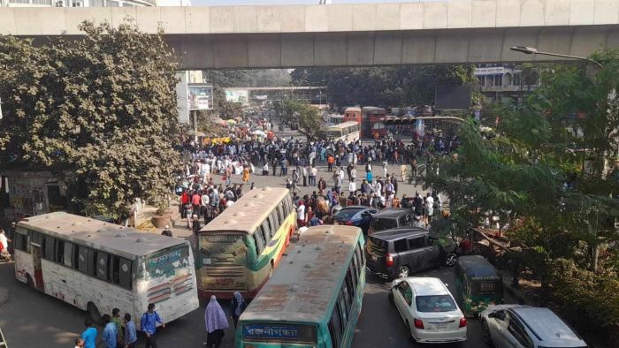 বেতন বৃদ্ধির দাবিতে শাহবাগ অবরোধ বিএসএমএমইউয়ের চিকিৎসকদের